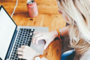 mujer usando portátil - accesibilidad en web
